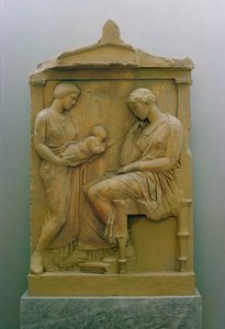 Estela funeraria que representa a una criada sosteniendo un bebé hacia una mujer sentada de Greek School