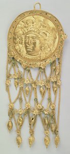 Colgante con la cabeza de Atenea Partenos (oro y esmalte) de Greek School