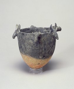 Cuenco de tulipán, con cabezas de toros, Chipre, 2400-2200 a.C.