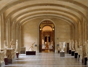 Vista de la sala Daru del Museo del Louvre: piezas de antigüedades griegas y romanas de la colección Borghese. París de Greek or Roman
