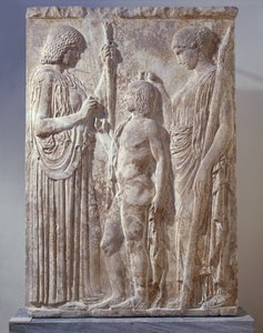 Bajorrelieve de mármol que representa la Tríada de los Misterios de Eleusis con Perséfone, Deméter y Triptólemo, procedente de Eleusis. de Greek School