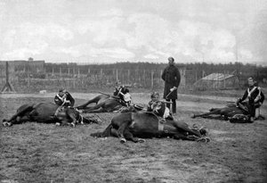 Un grupo del 4º Regimiento de Húsares de la Reina en escaramuza desmontada, 1896 de Gregory and Co