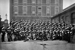 Suboficiales de la 1ª Guardia de Vida en los Barracones de Knightsbridge, Londres, 1896 de Gregory and Co