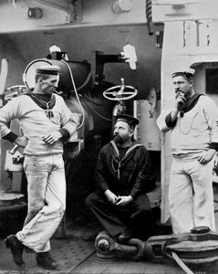 Tres suboficiales a bordo del crucero HMS Theseus, 1896