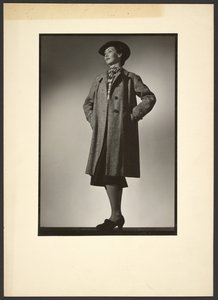 [Mujer modelando abrigo]