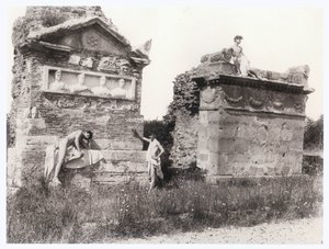 Niños entre tumbas (foto) de Guglielmo (1852 1930) Plüschow