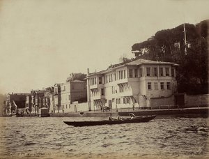 Edificios a lo largo de la Bahía de Tarabya, en el Mar de Mármara, Turquía
