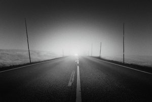 Una misteriosa carretera envuelta en niebla de Gustav Davidsson