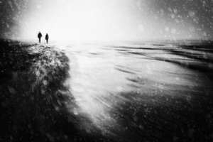 Paseantes en la playa nevada de Gustav Davidsson