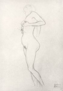 Chica desnuda de pie mirando hacia arriba