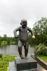 "Sinnatageen" niño enojado, escultura en Frogner Park, Oslo, Noruega
