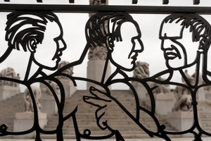 Puertas de hierro forjado de esculturas de hombres desnudos en Frogner Park, Oslo, Noruega