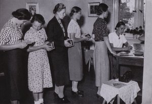 Mujeres jóvenes en el Tercer Reich: Wir Arbeitsmaiden, Nosotras las doncellas obreras (foto b/n)