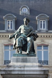 Estatua de Alexandre Dumas (1802-1870), escritor francés, autor de Los Tres Mosqueteros y El Conde de Montecristo (Monte Cristo), escultura de bronce por Gustave Doré (1832-1883). Fotografía, KIM Youngtae, París. de Gustave Dore