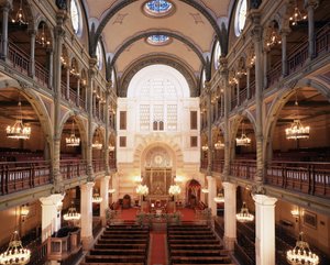 Interior de la Sinagoga de Rue des Tournelles construida en 1866 - 1867. Arquitecto: Varrollier. Ingeniero: Gustave Eiffel en París