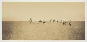 Sin título [visitantes observando maniobras militares] de Gustave Le Gray