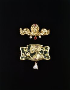 Un broche Art Nouveau de Gustave-Roger Sandoz, y un broche de metal en forma de Art Nouveau con plique a jour y una perla colgante, broche de color dorado y piedras preciosas, c.1900 de Gustave Roger Sandoz