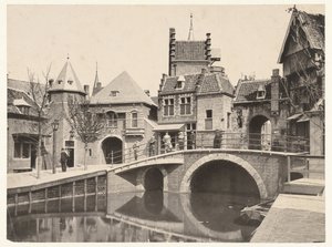 Vista de un canal en Ámsterdam durante la Exposición Universal de 1895 Exposición mundial de Ámsterdam de 1895 (título sobre el objeto) de Guy de Coral and Co.