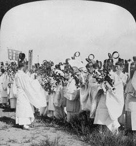 Sacerdotes sintoístas en una procesión fúnebre para las víctimas de Hitachi Maru, Tokio, Japón, 1905 de H. C. White