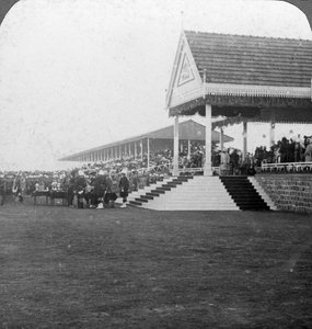 La Reina María presentando premios en un torneo militar, Delhi, India de H. D. Girdwood