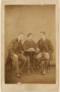 [Tres hombres no identificados, sentados] de H. Tollerton