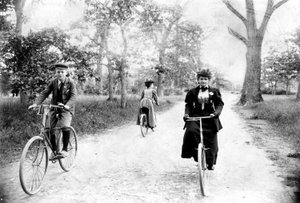 Maynard MacDonald y su abuela, Hannah Maynard, en bicicleta en Beacon Hill Park, Victoria, c.1895 (foto en blanco y negro) de Hannah Maynard