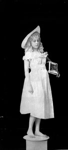 Estatuaria de la vida; Niña sosteniendo una jaula de pájaros, c.1890 (foto en blanco y negro)