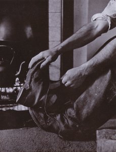 Sin botas (foto en blanco y negro) de Harold Burdekin
