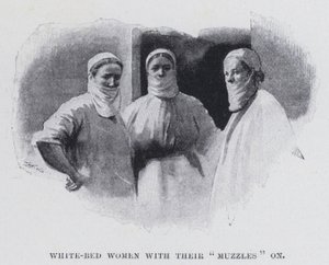 Mujeres en la cama blanca con sus "bozales" puestos