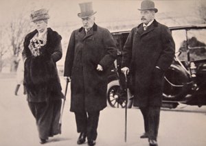 John Pierpont Morgan con su hijo y su hija asistiendo a la Money Trust Investigation (foto sepia)