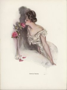 Mujer americana oliendo rosas rosadas en un jarrón