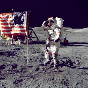 Cernan salta y saluda a la bandera de Harrison Schmitt