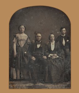 Retrato de grupo de una familia no identificada