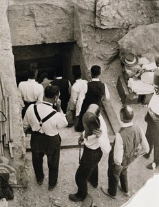 Un grupo bajando las escaleras de la tumba de Tutankamón, Valle de los Reyes