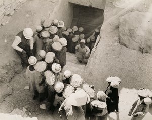 Cierre de la tumba de Tutankamón, Valle de los Reyes, febrero de 1923 (impresión en plata gelatina)