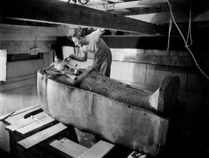Descubrimiento de la tumba del faraón Tutankamón en el Valle de los Reyes (Egipto) : en la cámara funeraria, Howard Carter trabajando en la tapa del segundo ataúd, octubre de 1925, foto de Harry Burton (p1568) de Harry Burton