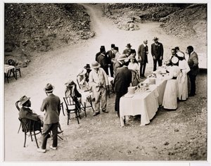 Distinguidos visitantes tomando un refrigerio cerca de la tumba de Tutankamón en la apertura de la cámara interior, Valle de los Reyes