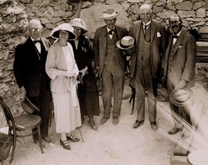 Howard Carter (1873-1939) y un grupo de europeos junto a las excavaciones de la tumba de Tutankamón, Valle de los Reyes (impresión en plata gelatina)