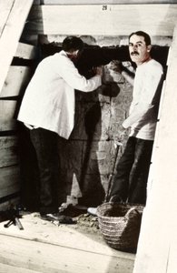 Howard Carter y un colega excavando una tumba en el Valle de los Reyes, Egipto, 1922