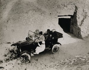 Primera visita de Lord Carnarvon al Valle de los Reyes: Lord Carnarvon (1866-1923) y su grupo en un automóvil