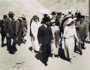 La reina de los belgas (en el centro), Lord Allenby (extremo izquierdo) y Lady Allenby acercándose a la entrada de la tumba de Tutankamón, Valle de los Reyes de Harry Burton
