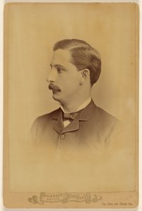 [Hombre no identificado con bigote, de perfil] de Harry F. Maneeley