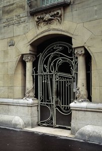 Arquitectura Art Nouveau: vista de la puerta de entrada del Castel Béranger ubicado en el 14, rue de la Fontaine en el 16º arrondissement de París