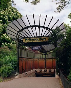 Entrada al Metro Porte Dauphine, diseñada por Hector Guimard (1867-1942)