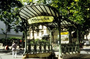 Estación de metro Abbesses en París, Francia
