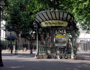 Vista de la entrada del metro Abbesses por H. Guimard, arquitecto, en París
