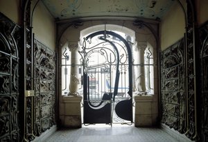 Vista de la puerta de entrada de Castel Beranger ubicada en 14, rue de la Fontaine en el 16º distrito de París de Hector Guimard
