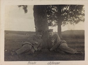 Primera Guerra Mundial: Ucrania en los años 1914-1916 durante la invasión del ejército alemán. Dos soldados en un momento de relax