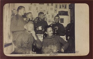 Primera Guerra Mundial: Ucrania en los años 1914-1916 durante la invasión del ejército alemán. Grupo de soldados durante un momento de descanso de Heldenfriedhof Dsessentniki (attr. to)