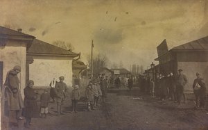 Primera Guerra Mundial: Ucrania en los años 1914-1916 durante la invasión del ejército alemán. Militares y civiles en la calle de una ciudad de Heldenfriedhof Dsessentniki (attr. to)